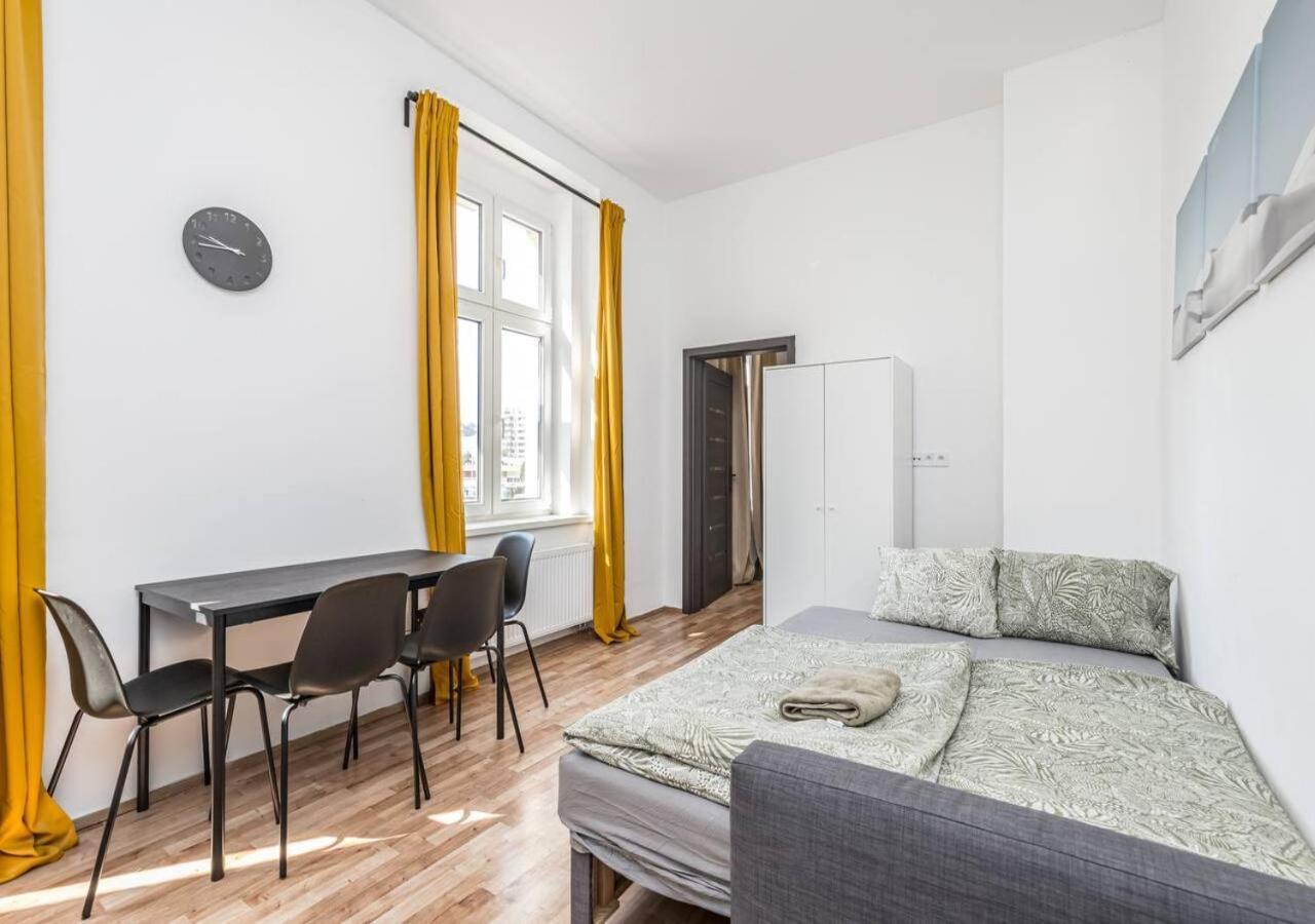 Crimson Charm Apartment *
