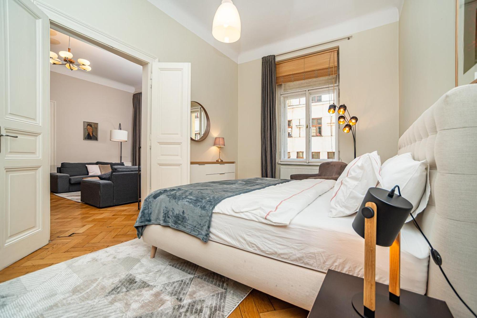 Large And Modern In The Heart Of Apartment *