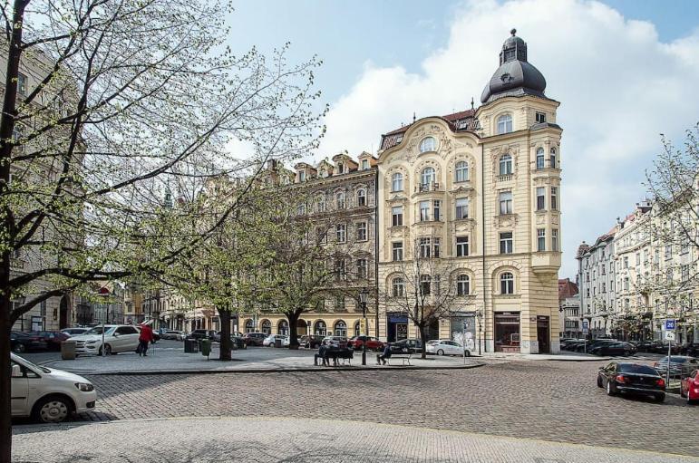 Large And Modern In The Heart Of Prag