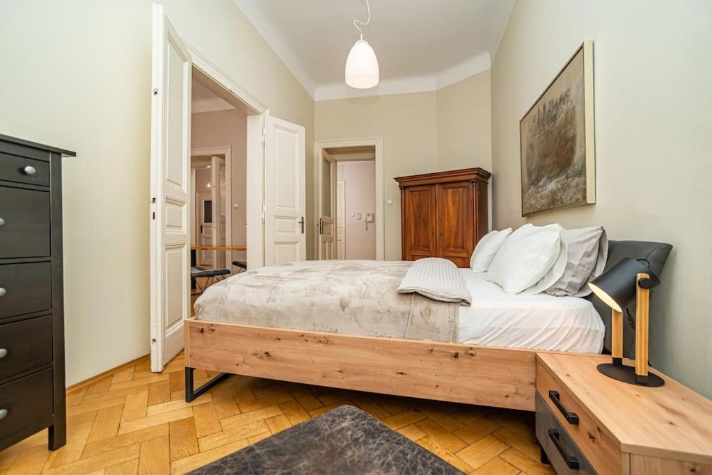Large And Modern In The Heart Of *