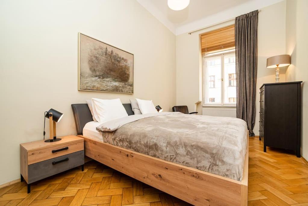 Large And Modern In The Heart Of Apartment