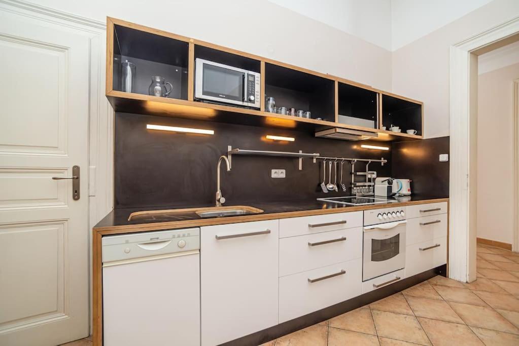 Large And Modern In The Heart Of Apartment *