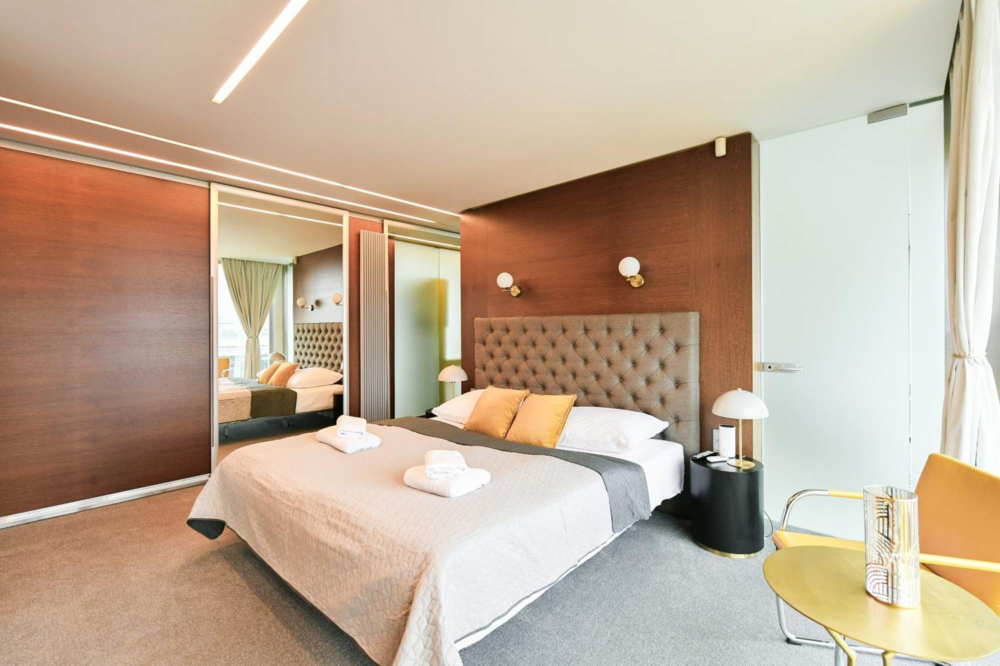 Lägenhet Presidential Penthouse, 303m2, Jacuzzi On Terrace, Sauna, 6bdrm, 4bthrm, Ac, Lift