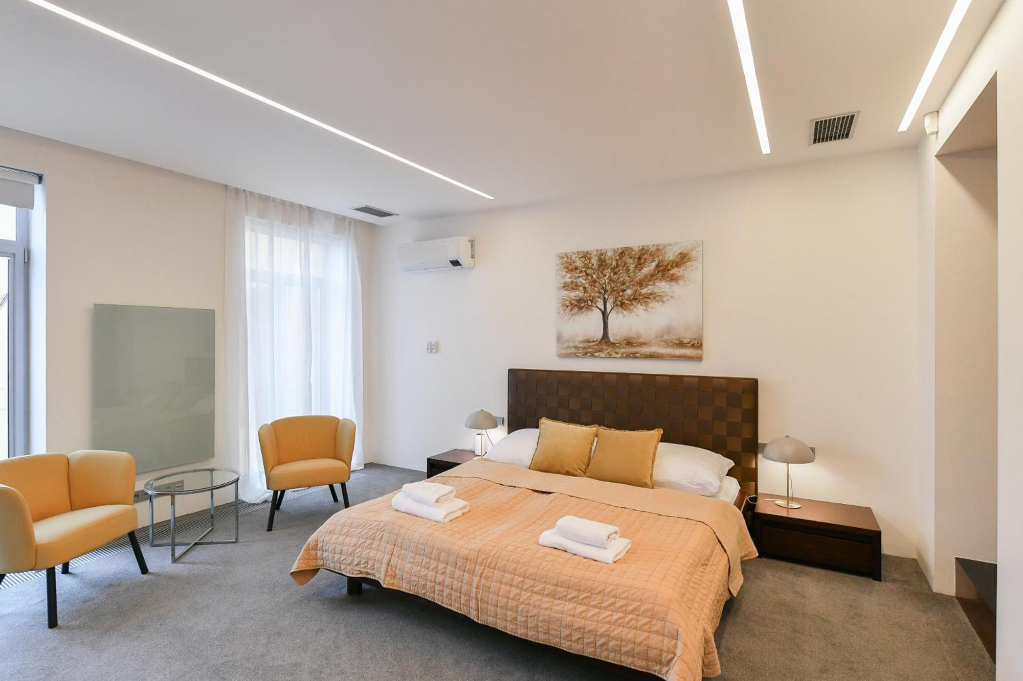 Presidential Penthouse, 303m2, Jacuzzi On Terrace, Sauna, 6bdrm, 4bthrm, Ac, Lift *