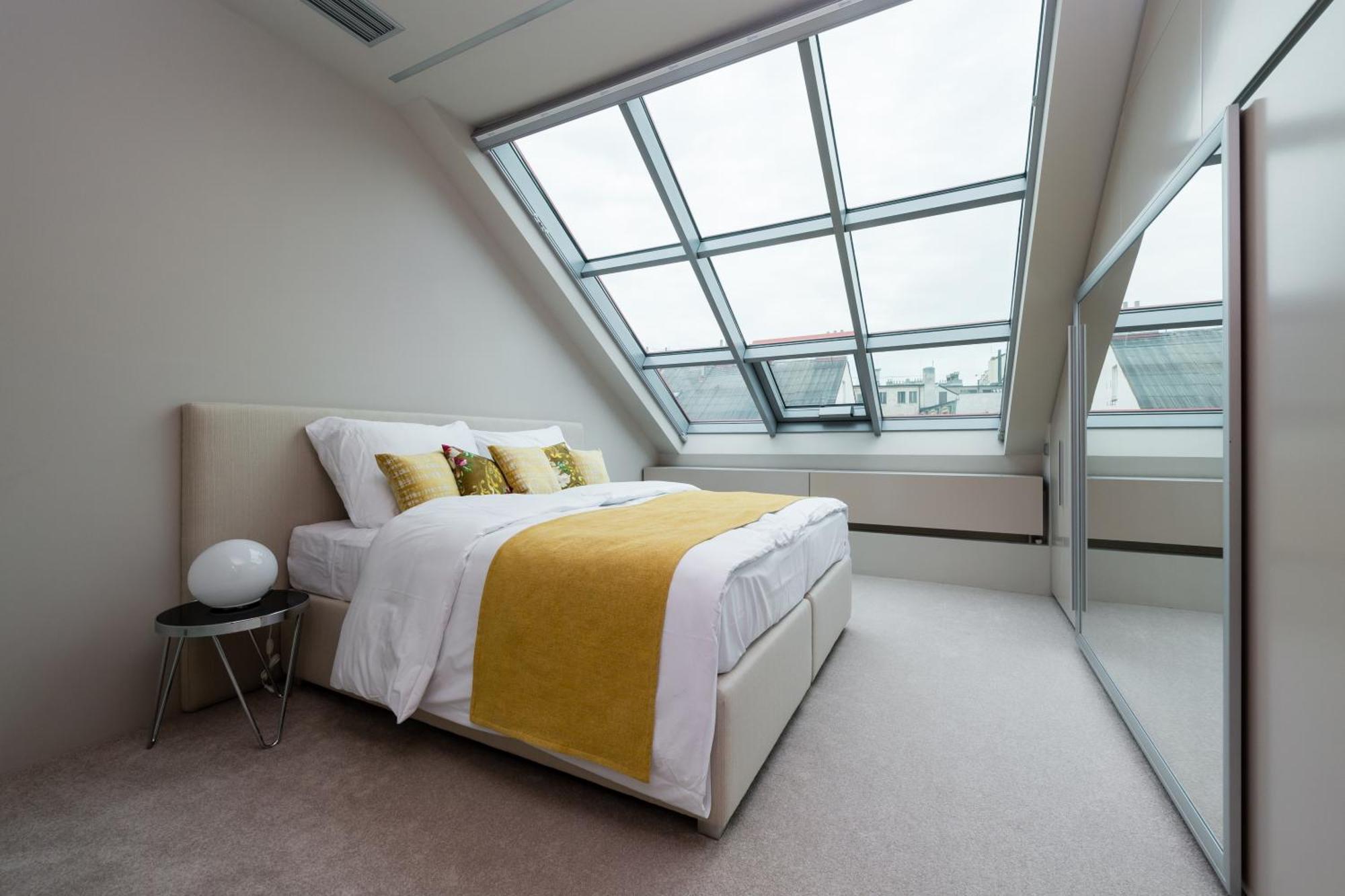 Lägenhet Presidential Penthouse, 303m2, Jacuzzi On Terrace, Sauna, 6bdrm, 4bthrm, Ac, Lift Prag