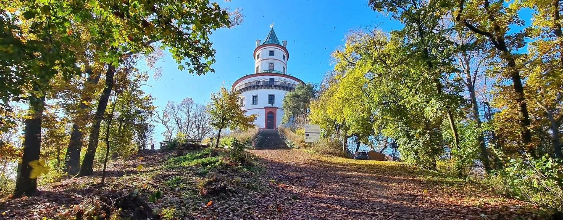 Family For 6, 10mins To Centre, Free Parking, Quiet Location, New Furniture, Balcony Apartment Prague