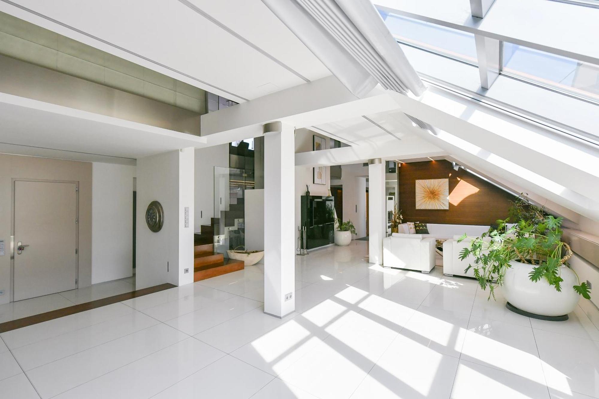 Presidential Penthouse, 303m2, Jacuzzi On Terrace, Sauna, 6bdrm, 4bthrm, Ac, Lift * Prag
