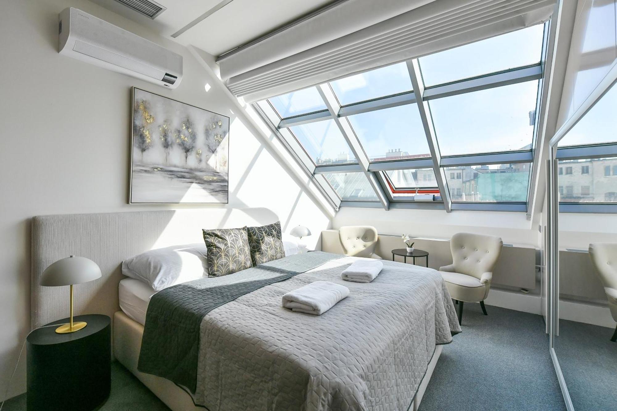 Lägenhet Presidential Penthouse, 303m2, Jacuzzi On Terrace, Sauna, 6bdrm, 4bthrm, Ac, Lift Prag