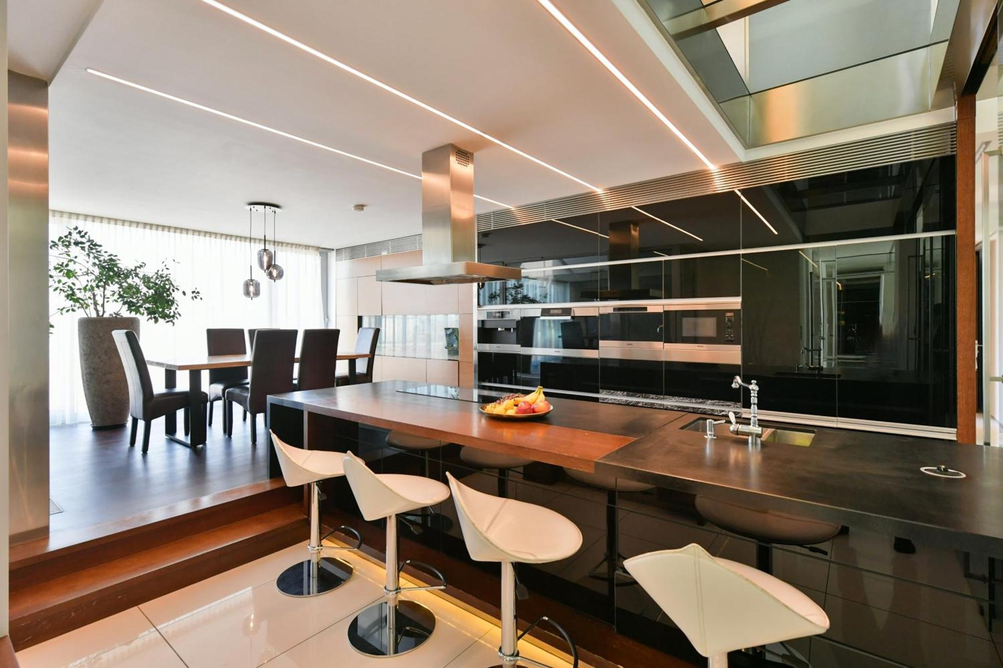 Presidential Penthouse, 303m2, Jacuzzi On Terrace, Sauna, 6bdrm, 4bthrm, Ac, Lift Prag
