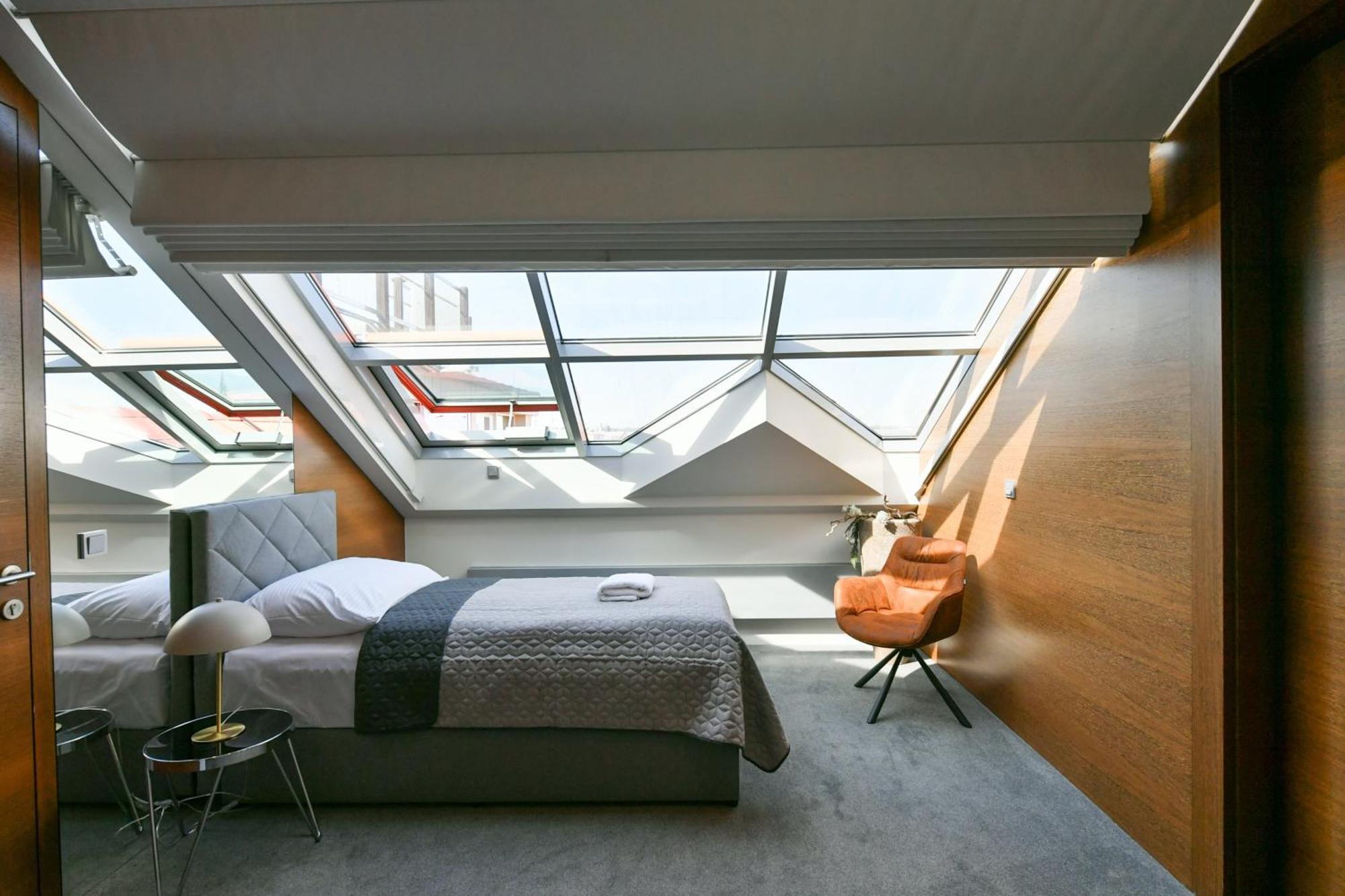 Presidential Penthouse, 303m2, Jacuzzi On Terrace, Sauna, 6bdrm, 4bthrm, Ac, Lift * Prag