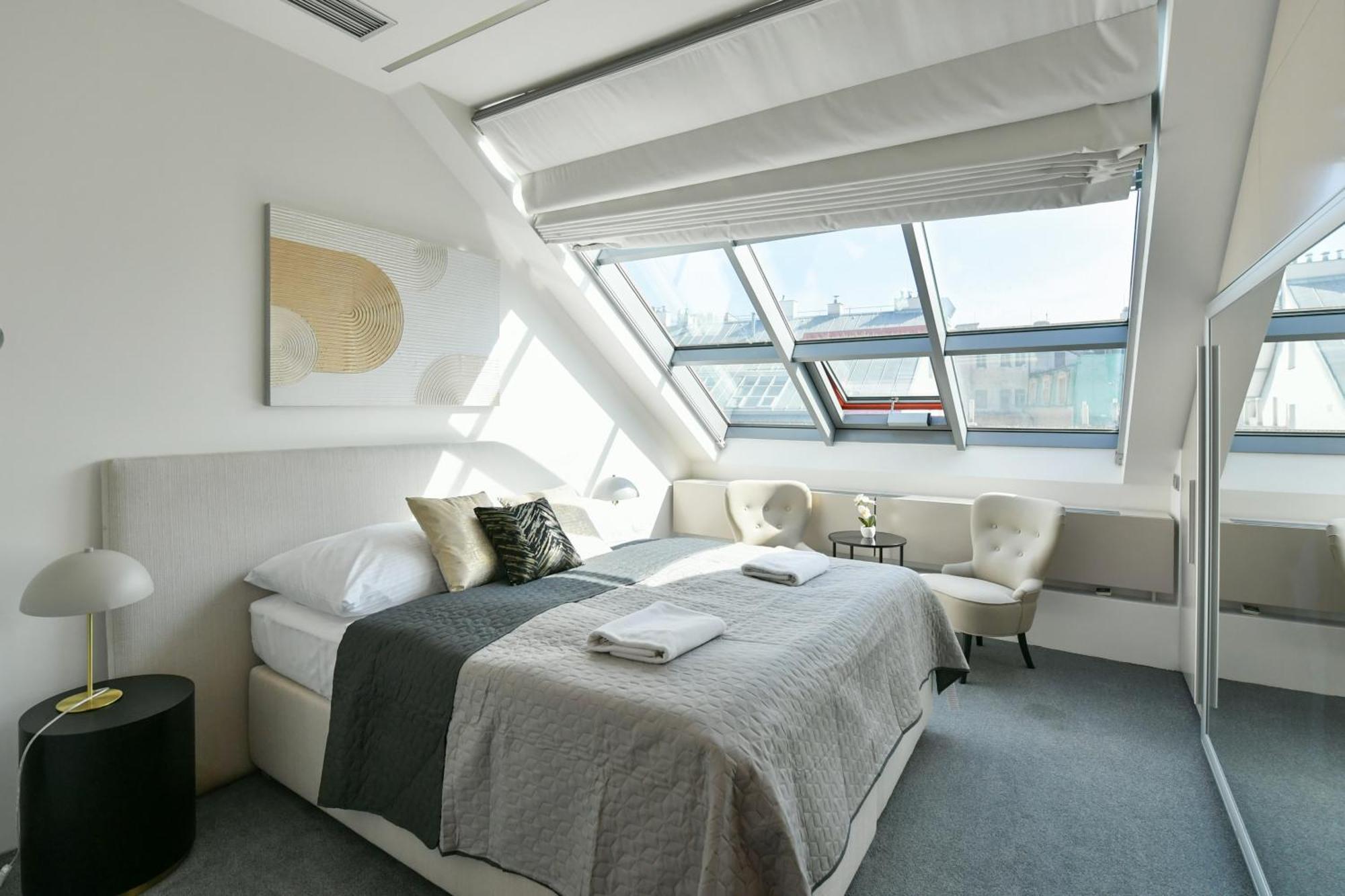 Lägenhet Presidential Penthouse, 303m2, Jacuzzi On Terrace, Sauna, 6bdrm, 4bthrm, Ac, Lift Prag