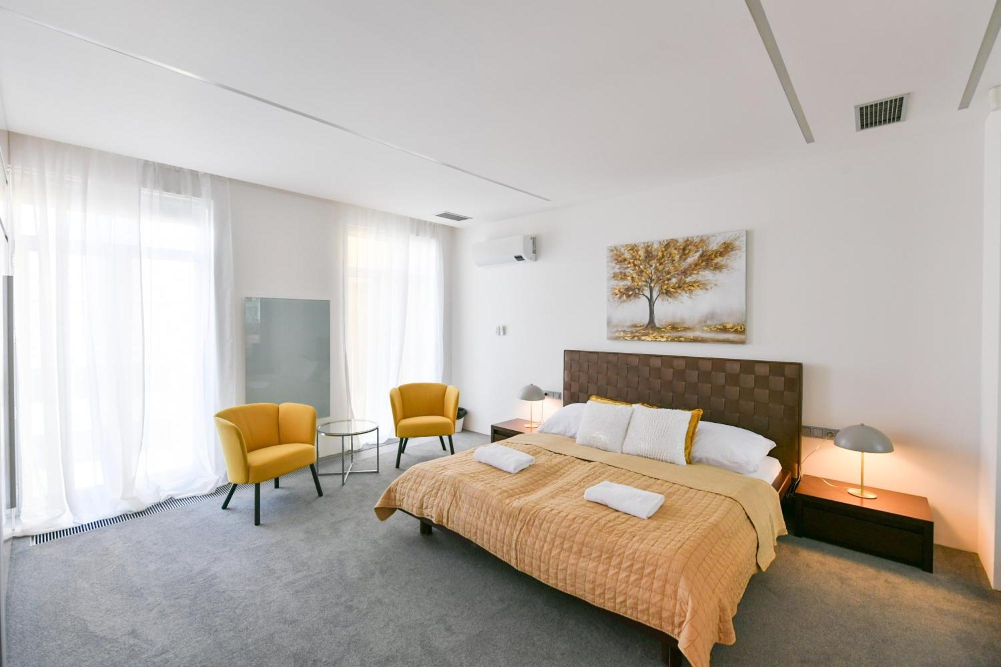 Presidential Penthouse, 303m2, Jacuzzi On Terrace, Sauna, 6bdrm, 4bthrm, Ac, Lift *