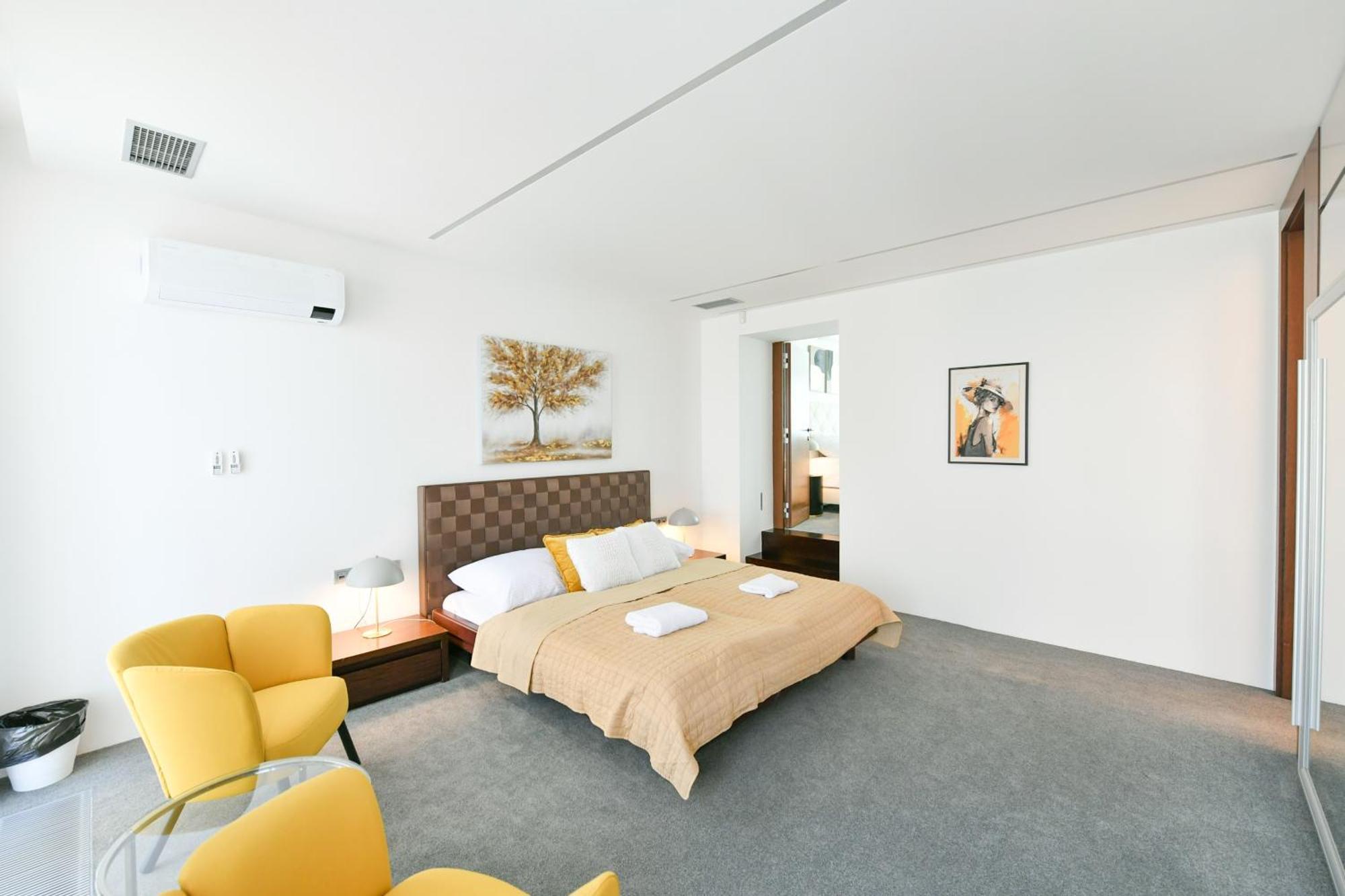 Lägenhet Presidential Penthouse, 303m2, Jacuzzi On Terrace, Sauna, 6bdrm, 4bthrm, Ac, Lift Prag