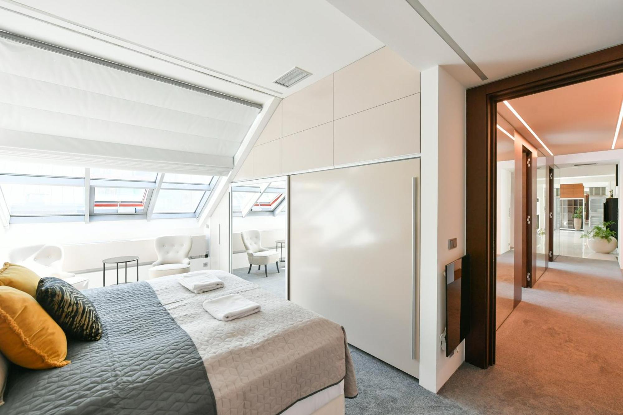 Presidential Penthouse, 303m2, Jacuzzi On Terrace, Sauna, 6bdrm, 4bthrm, Ac, Lift Lägenhet Prag