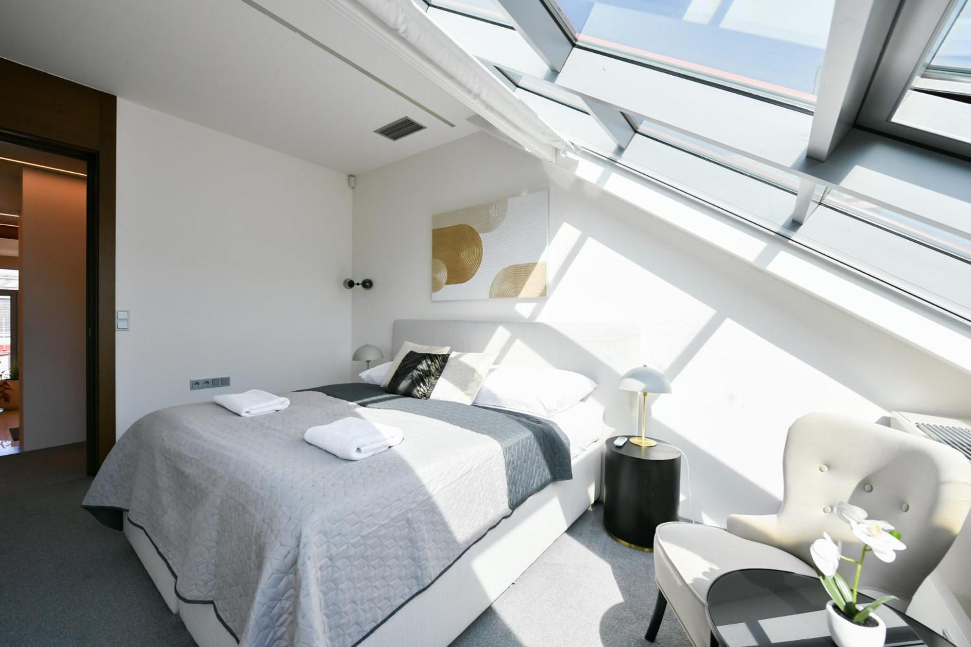 Presidential Penthouse, 303m2, Jacuzzi On Terrace, Sauna, 6bdrm, 4bthrm, Ac, Lift Prag