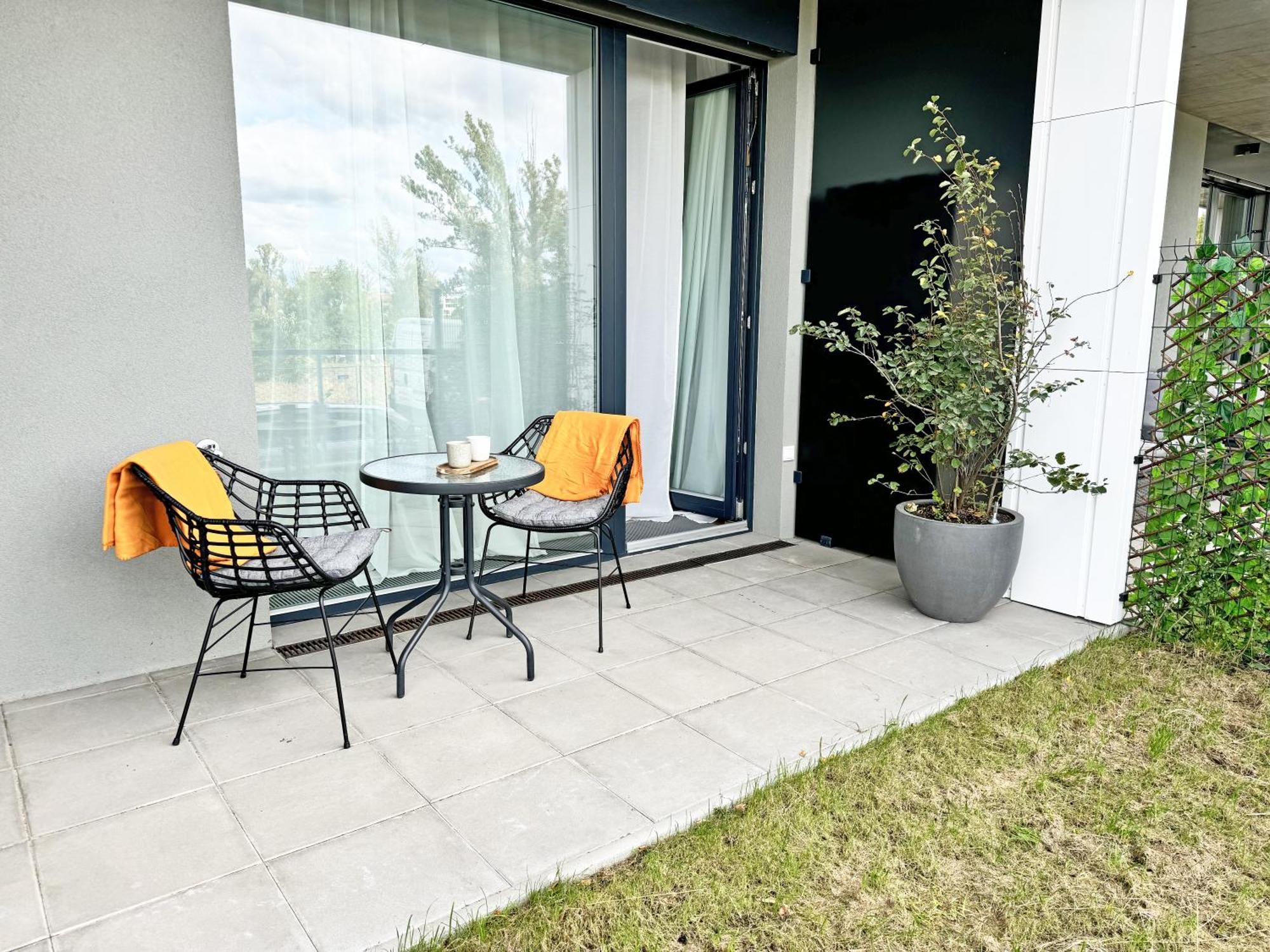 New Studio, King Bed, Free Parking, Terrace *