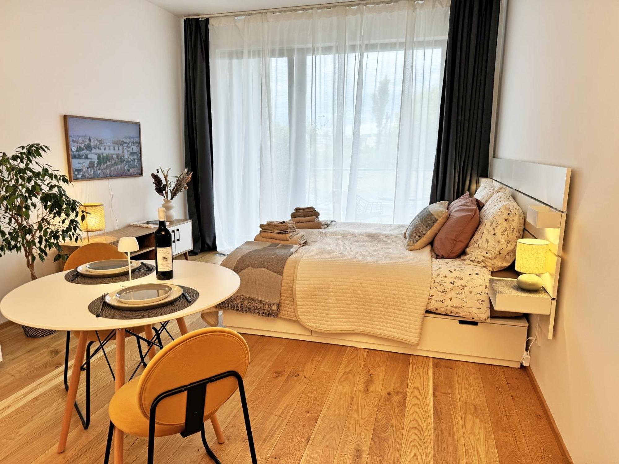 New Studio, King Bed, Free Parking, Terrace Prag