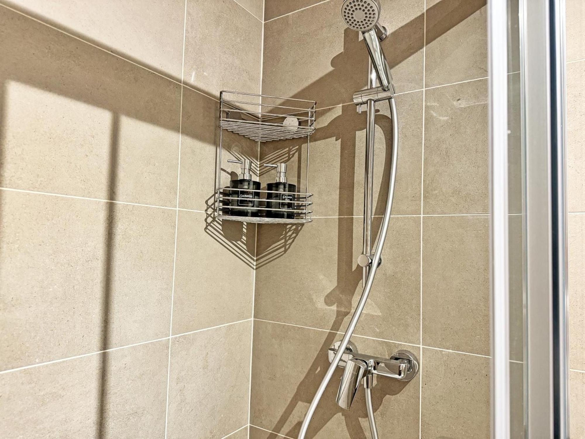 New Studio, King Bed, Free Parking, Terrace Apartment *