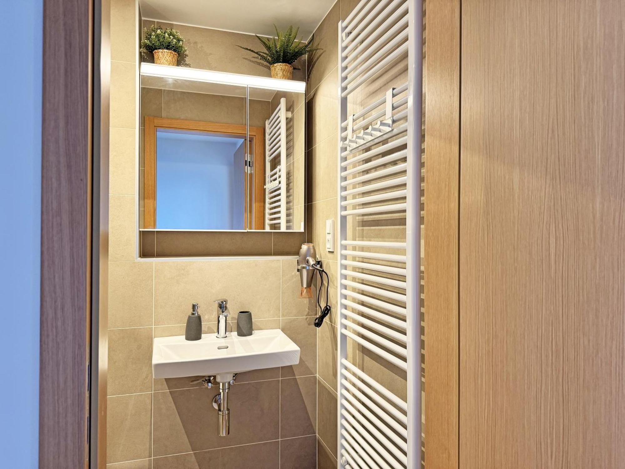 New Studio, King Bed, Free Parking, Terrace Apartment *