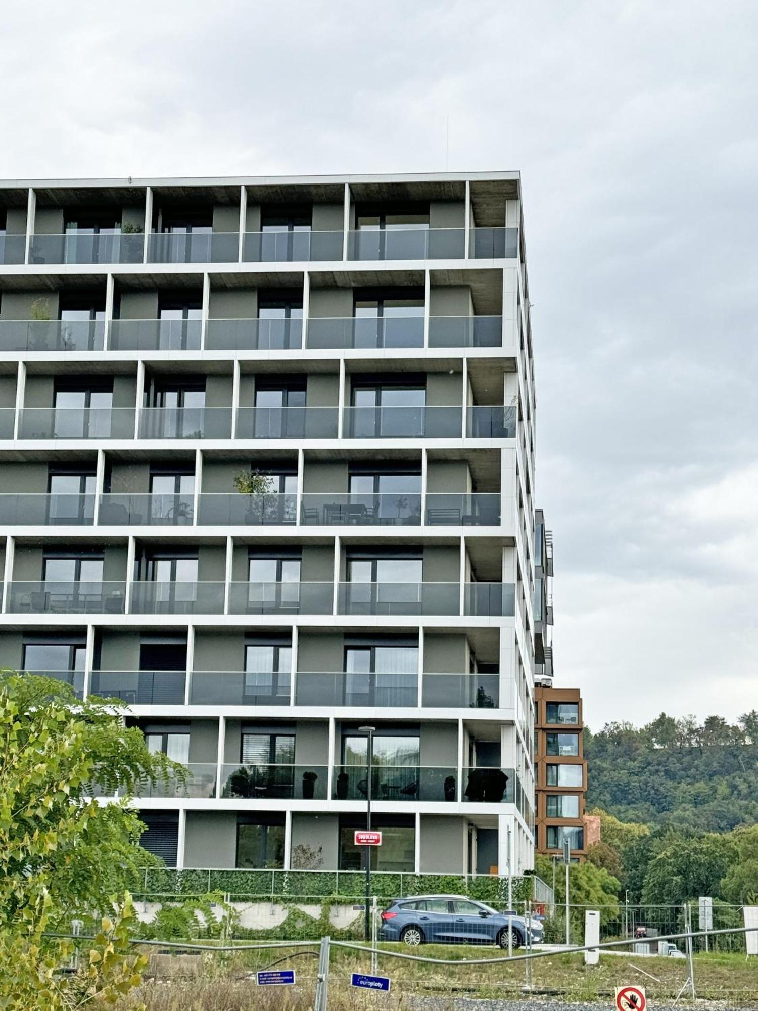 New Studio, King Bed, Free Parking, Terrace Apartment *