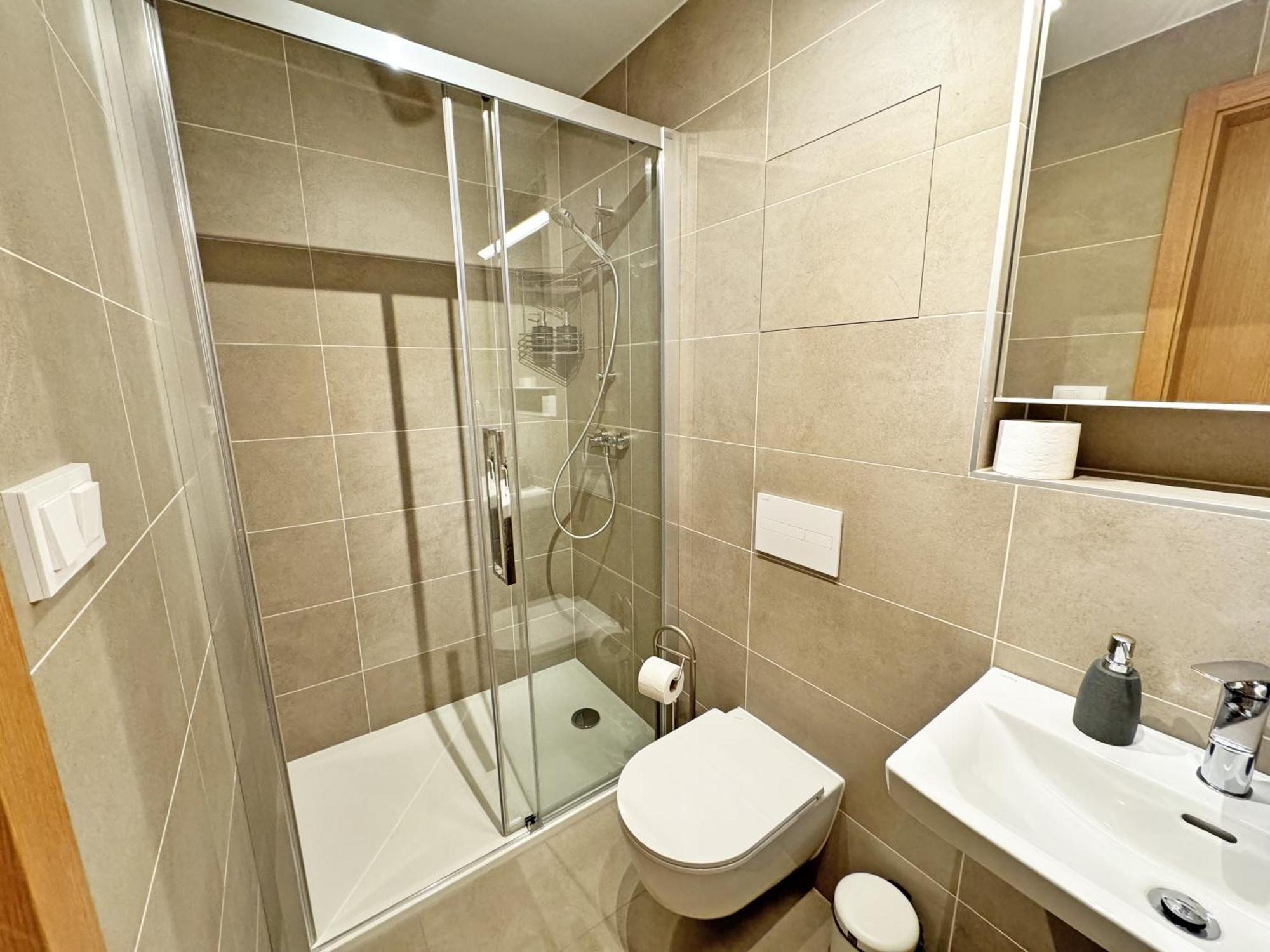 Apartment New Studio, King Bed, Free Parking, Terrace *