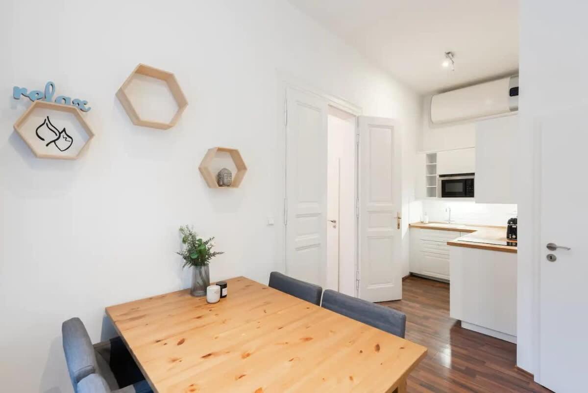 Metropolitan With Amenities Apartment *