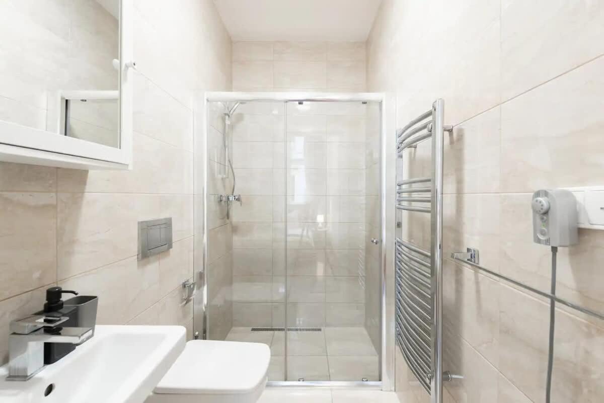 Metropolitan With Amenities Apartment