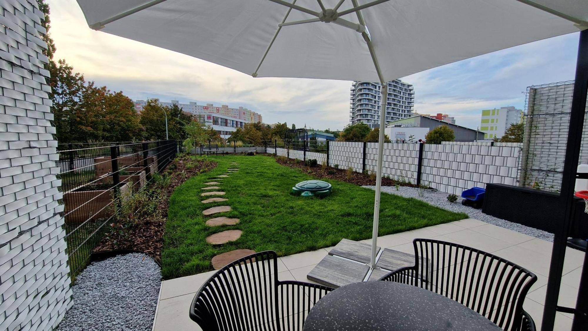 Beta - Garage, Air Condition, Garden, At Metro Lägenhet