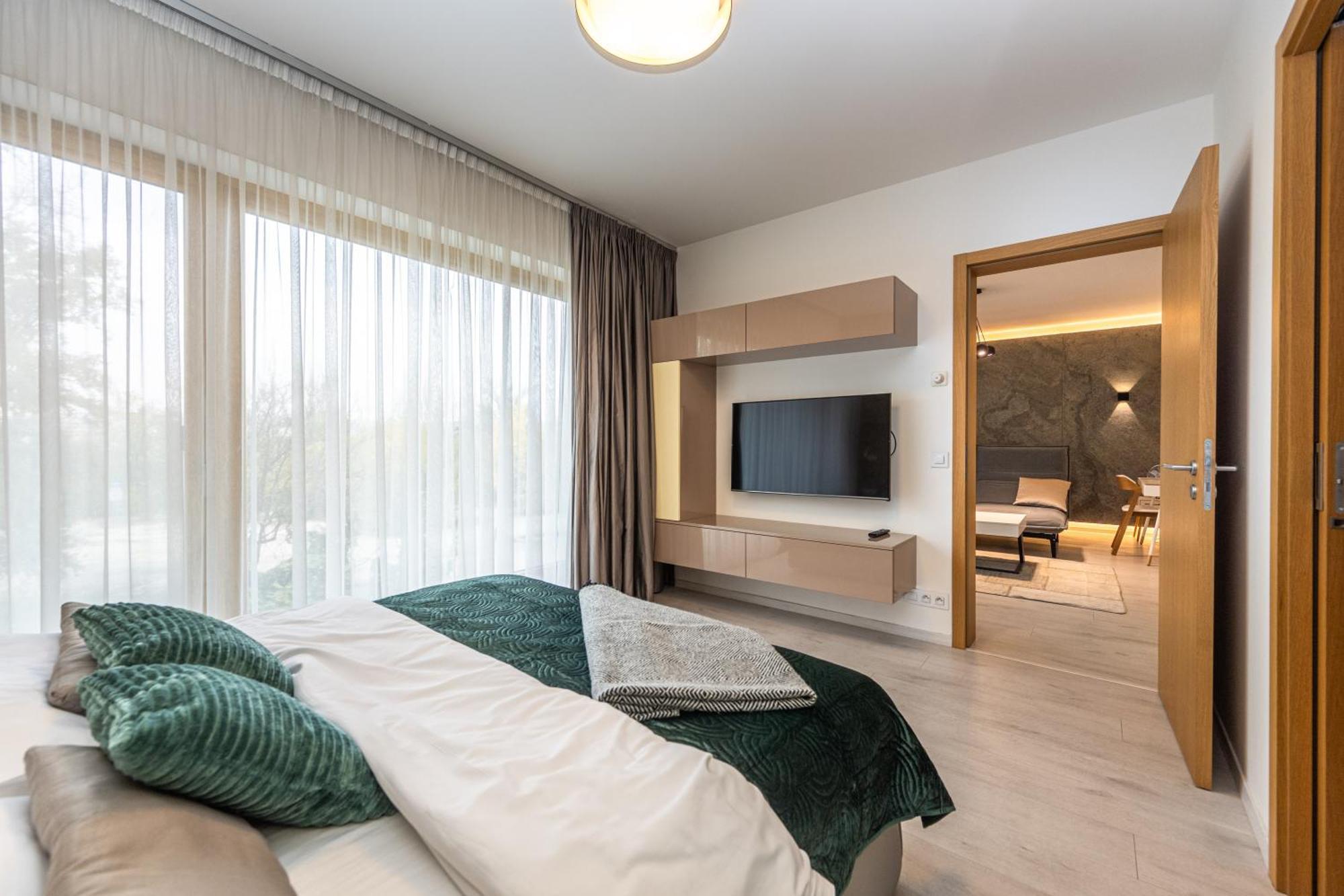 Wishlist Residences - Karlin Free Parking