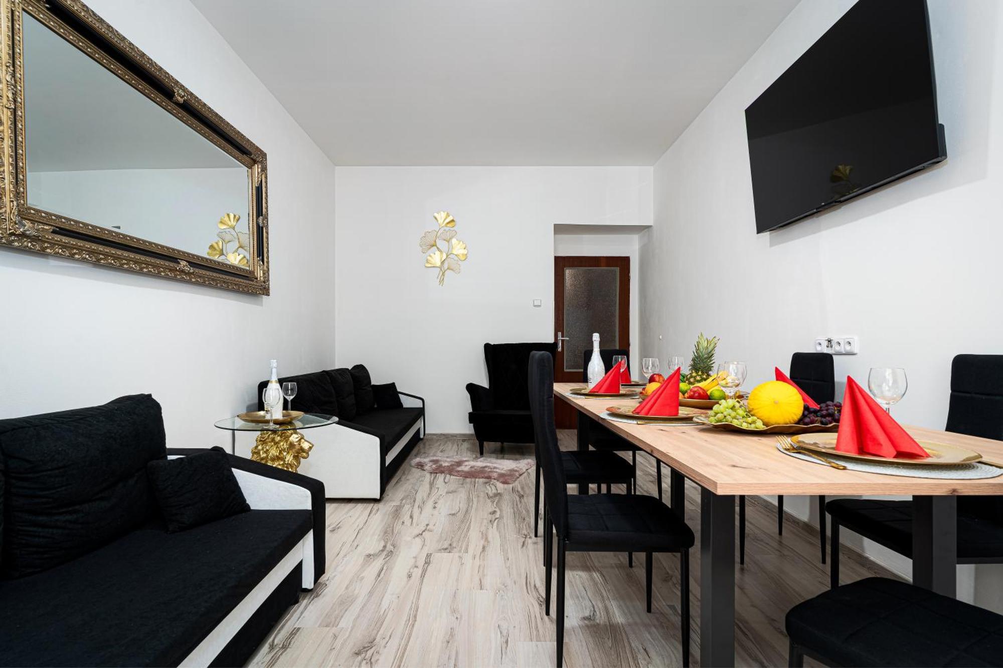 Golden Lion Apartment *