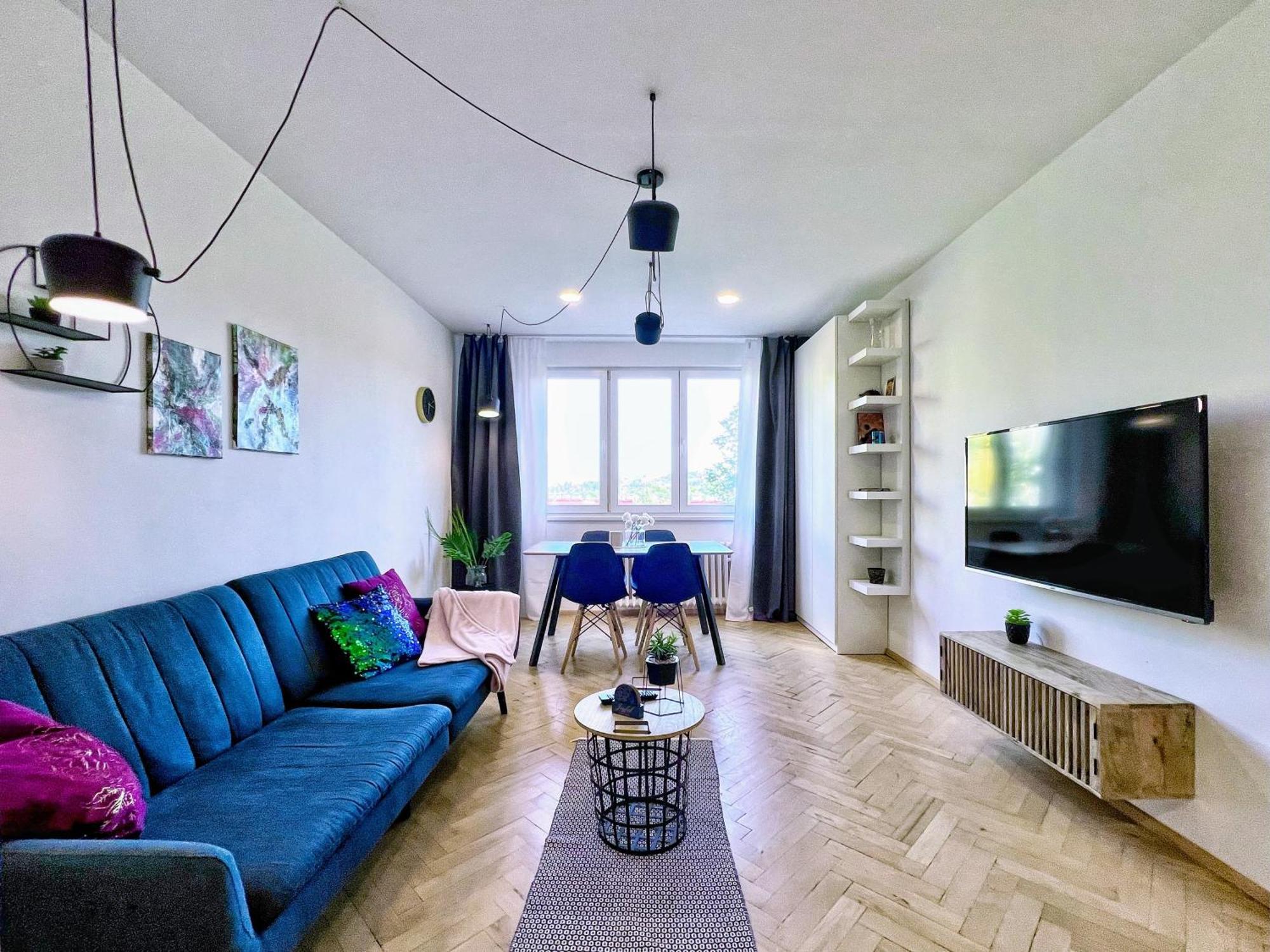 Jana's Wow Apt, 2br, Metro Next Door, Near The Airport Apartment Prag