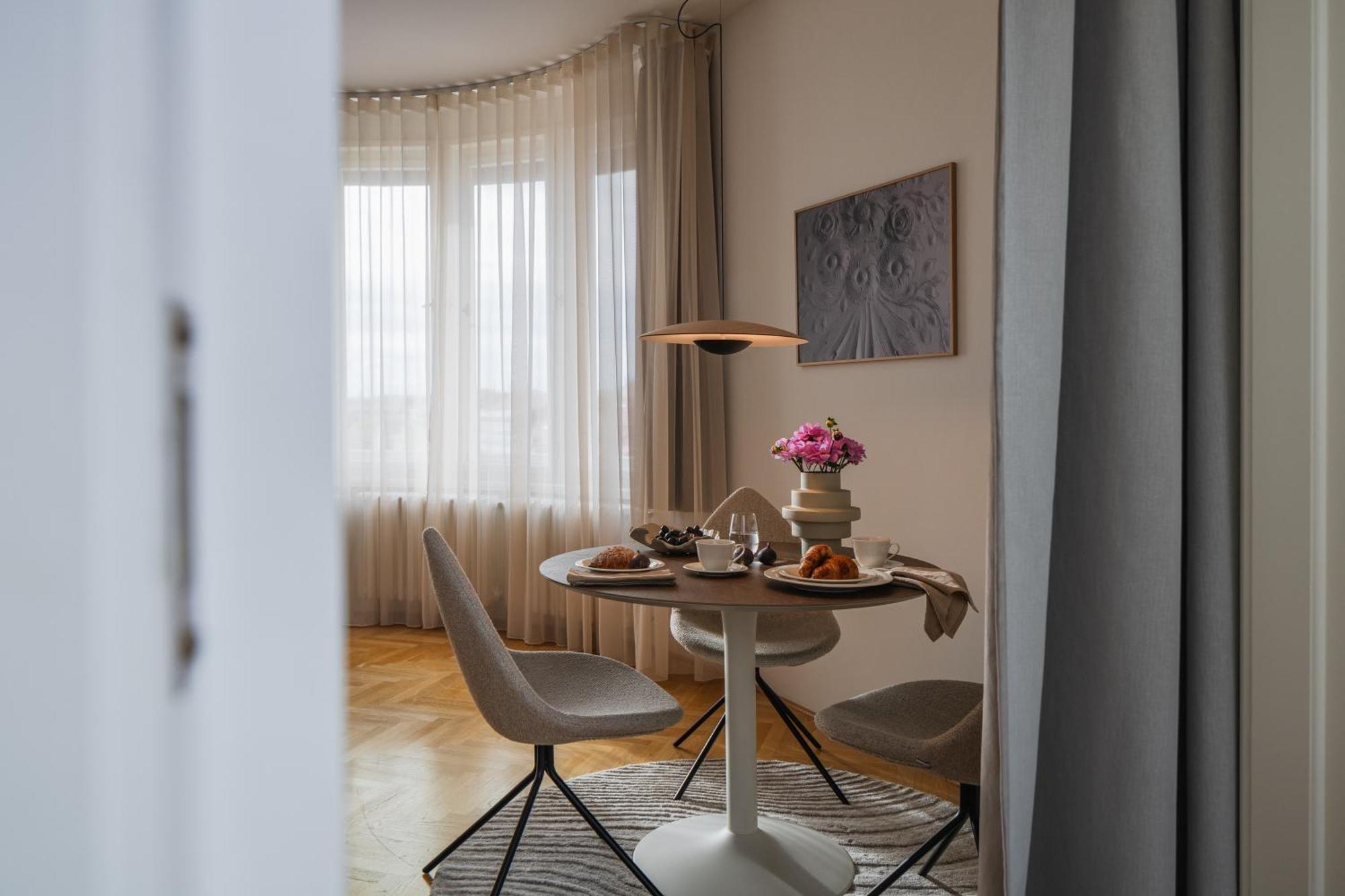 Days - Luxury In Hip Area - 