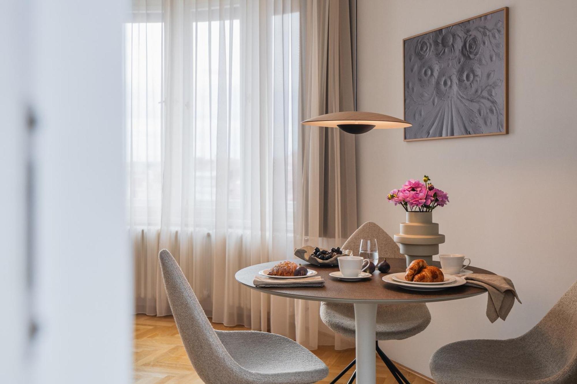 Days - Luxury In Hip Area - 