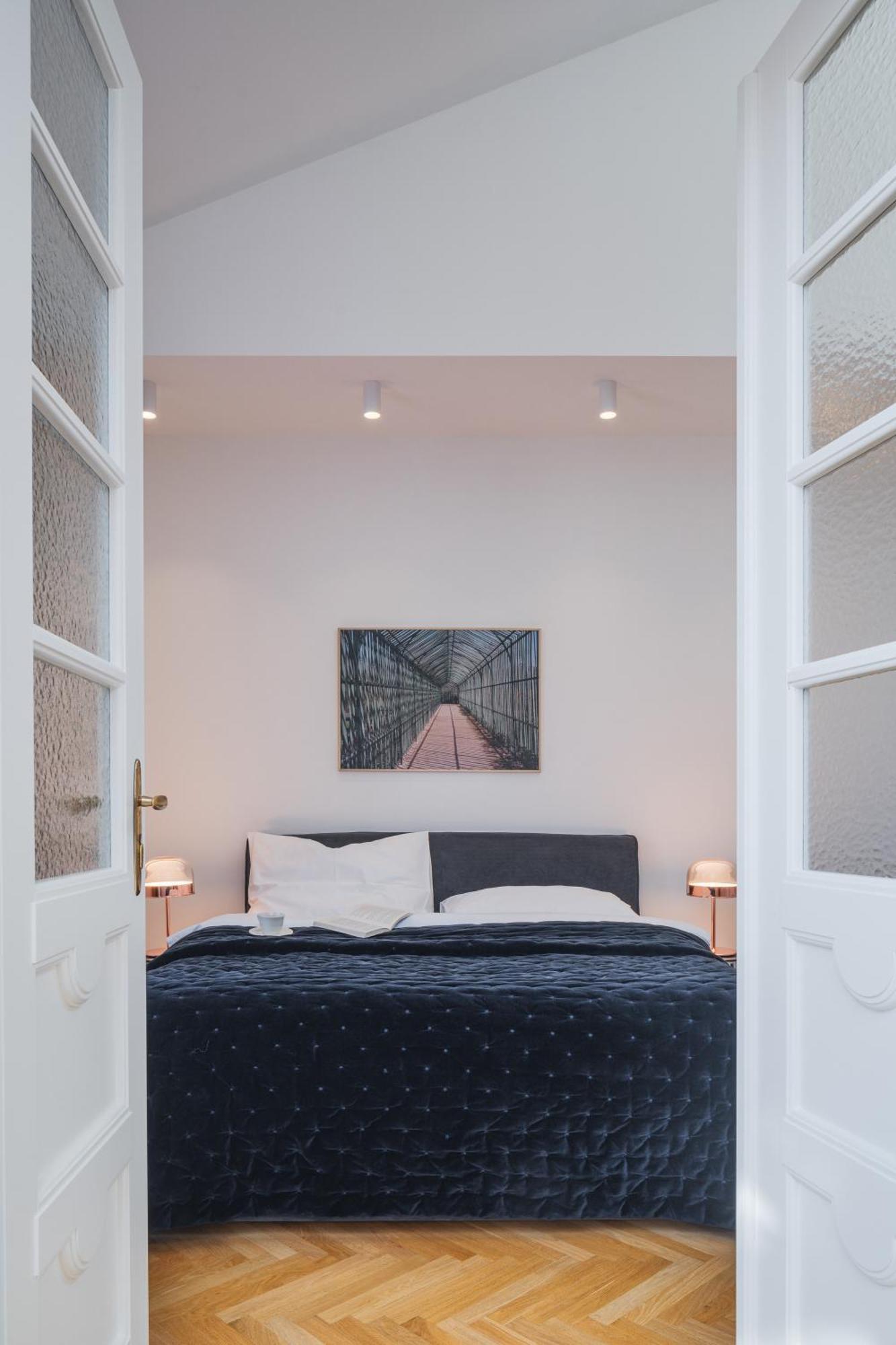 Days - Luxury In Hip Area - 