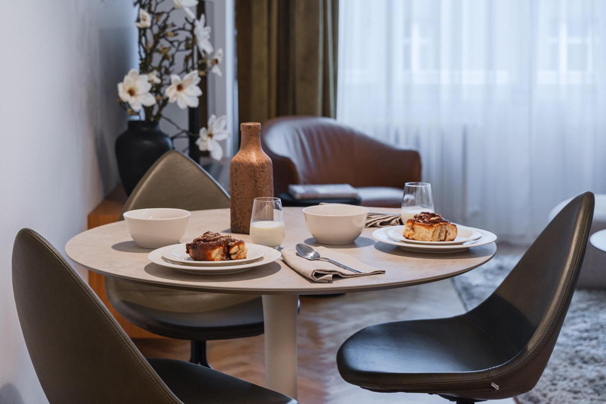 Days - Luxury In Hip Area - 