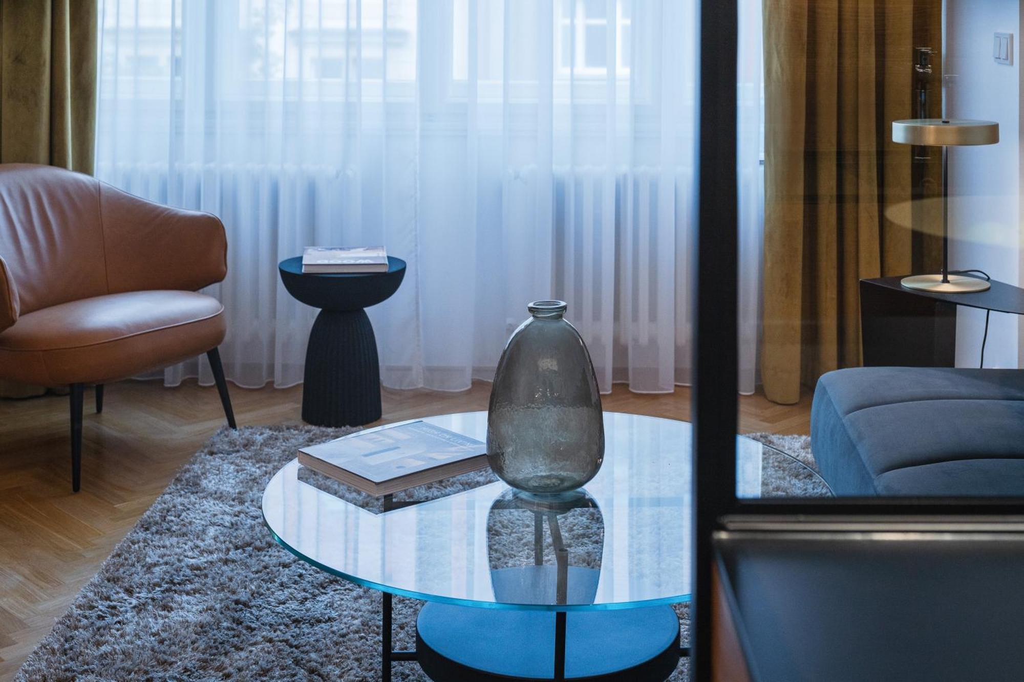 Days - Luxury In Hip Area - 