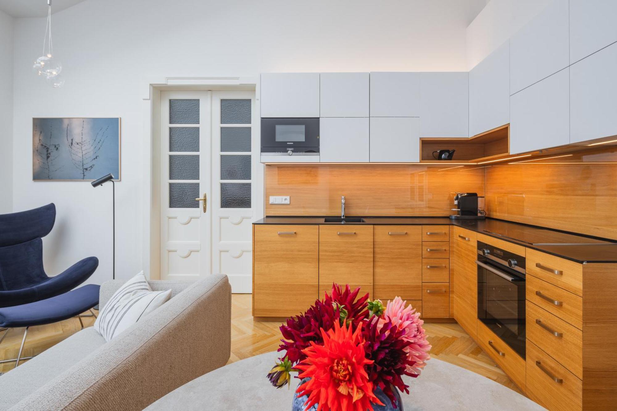 Days - Luxury In Hip Area - 