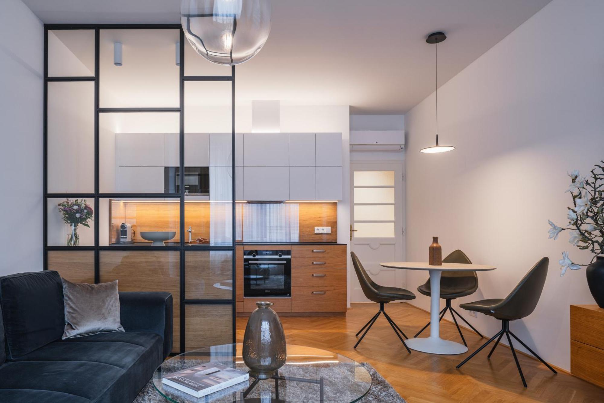 Days - Luxury In Hip Area - 