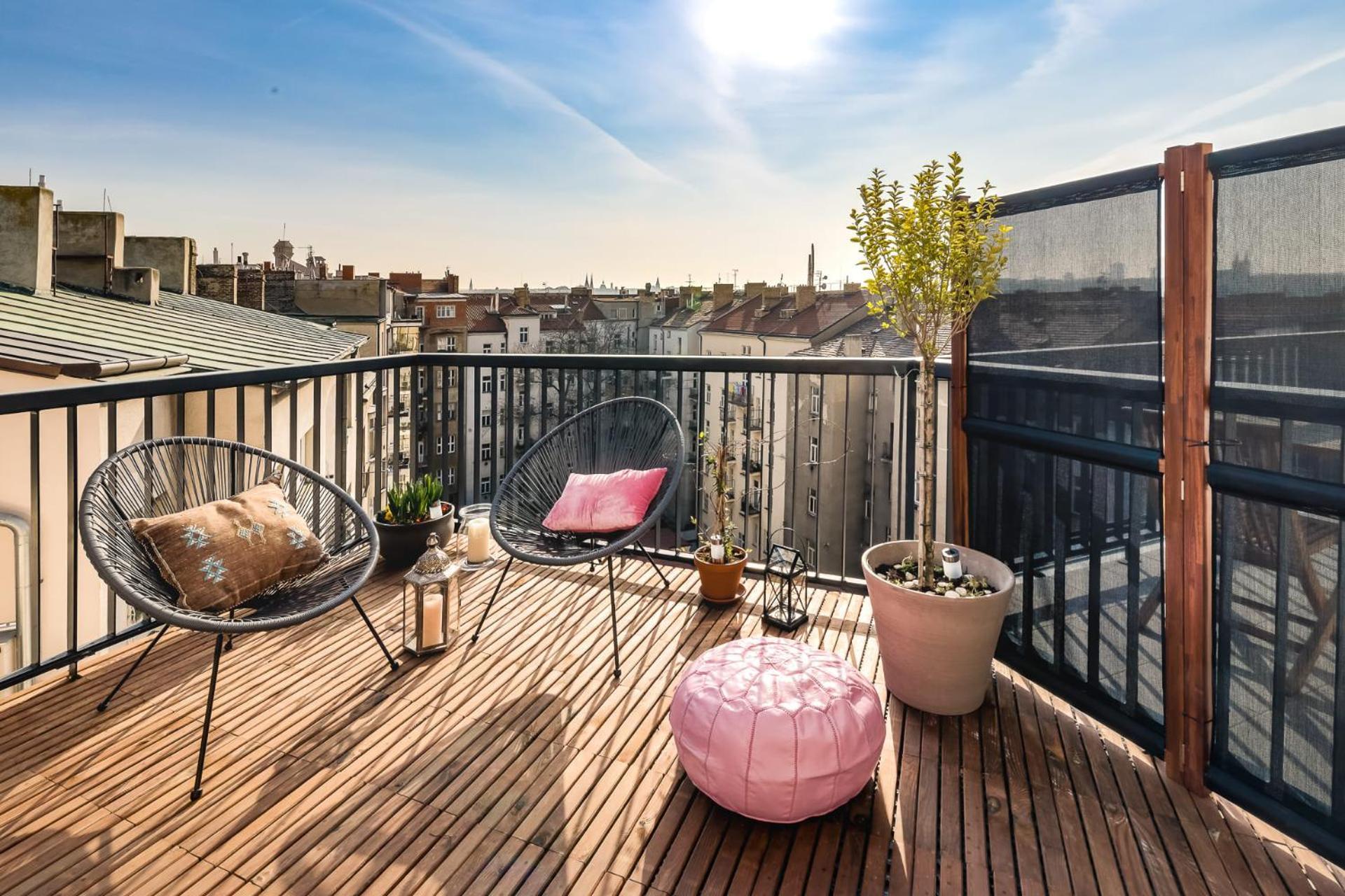 Days - Sunny Riverside With Terraces *