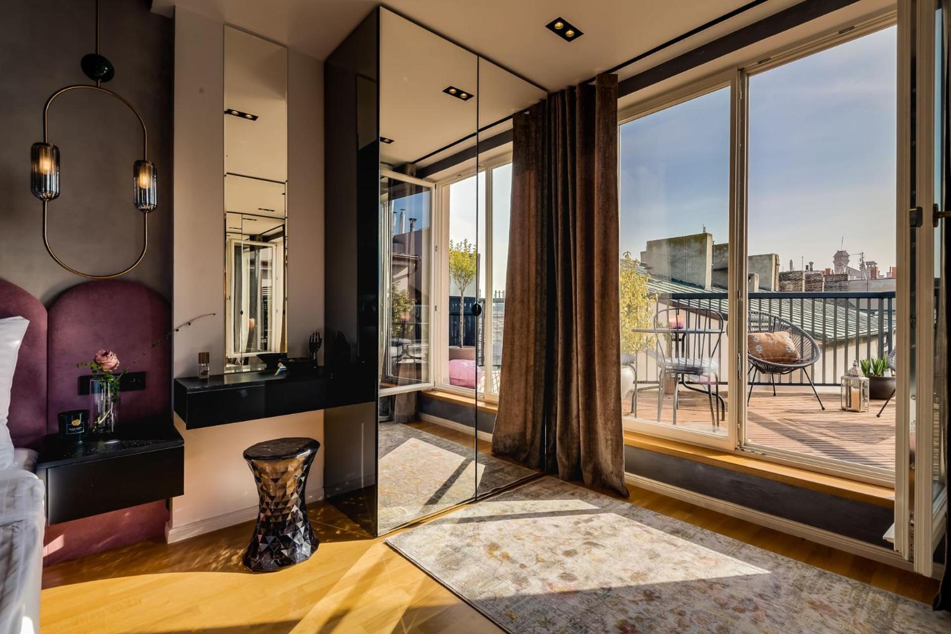 Days - Sunny Riverside With Terraces *