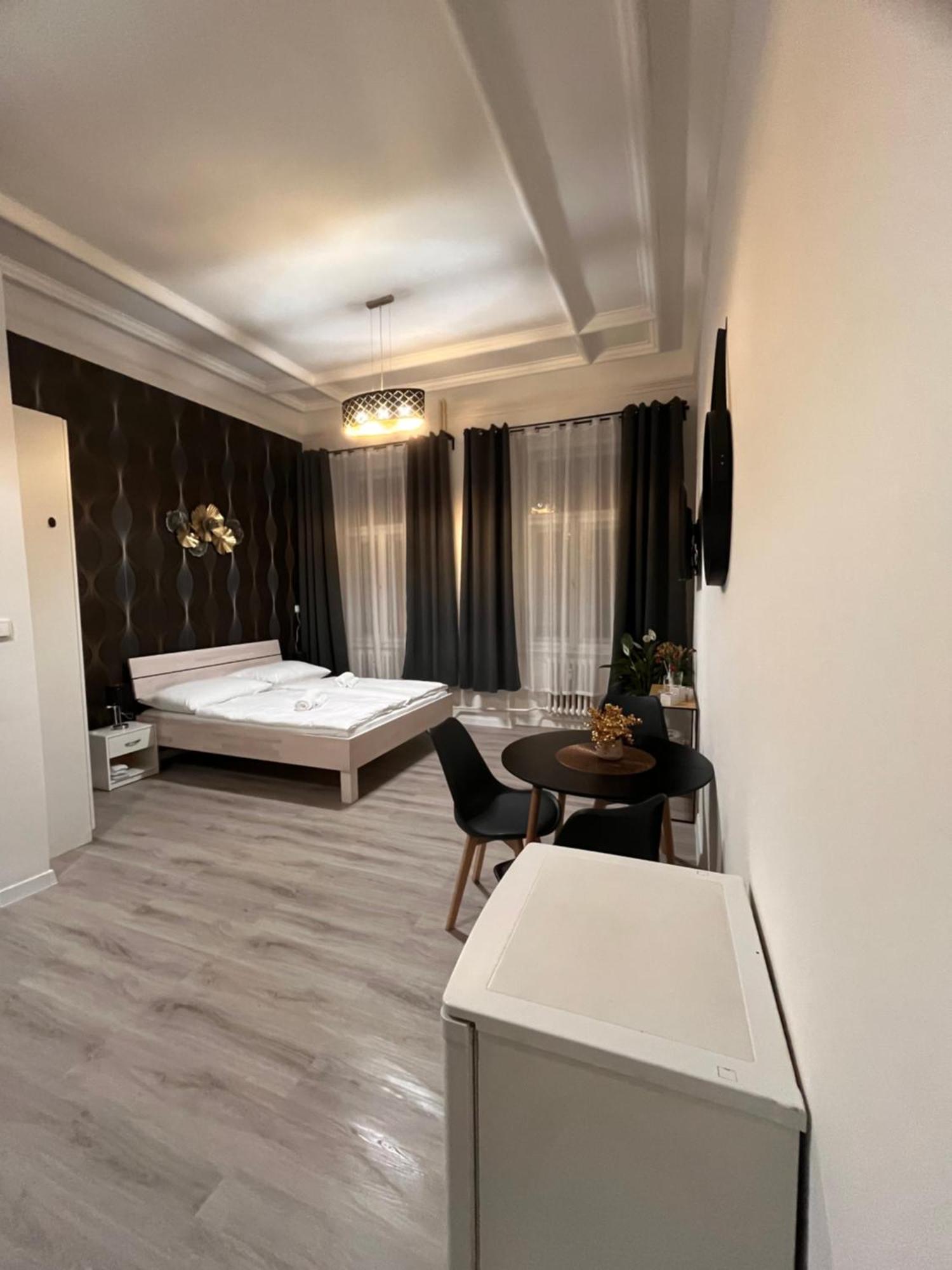 Golden Old Apartment Prag