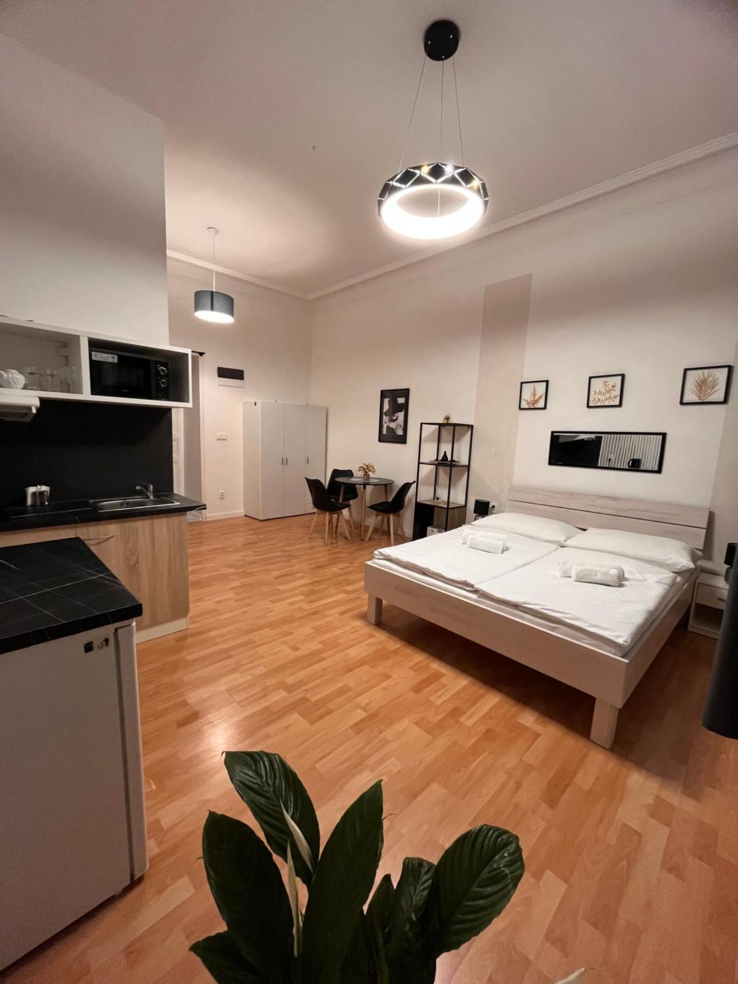 Golden Old Apartment Prag