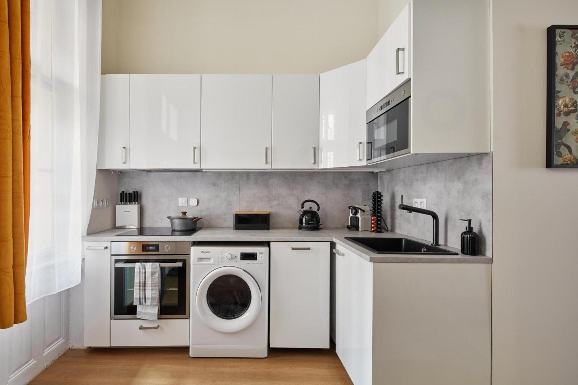 Days - Sunlit 1bdr - Netflix - Yet Quiet - New Town Apartment Prague