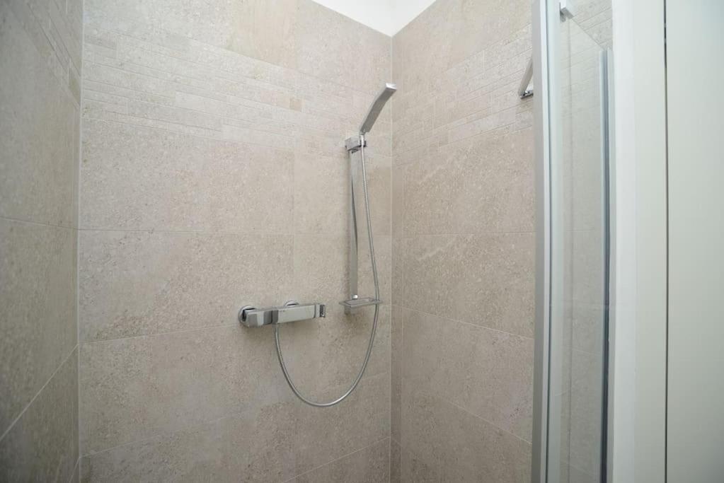 High-class Rooftop Apt. With Spacious Terrace *