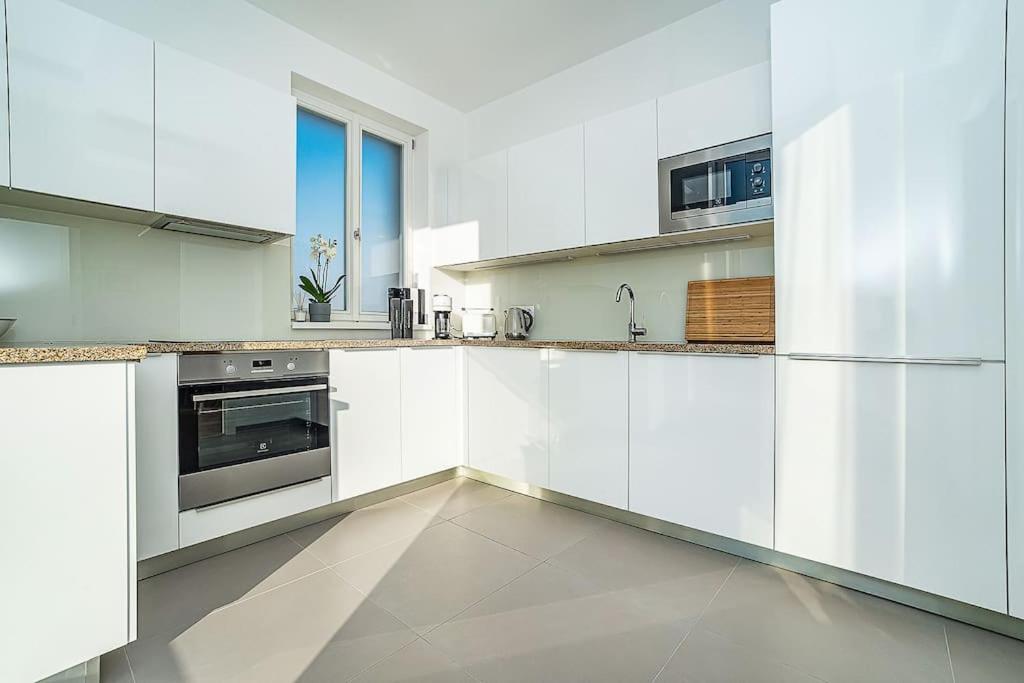 High-class Rooftop Apt. With Spacious Terrace Prag