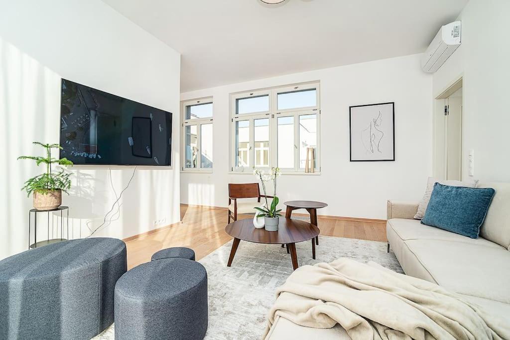 High-class Rooftop Apt. With Spacious Terrace *