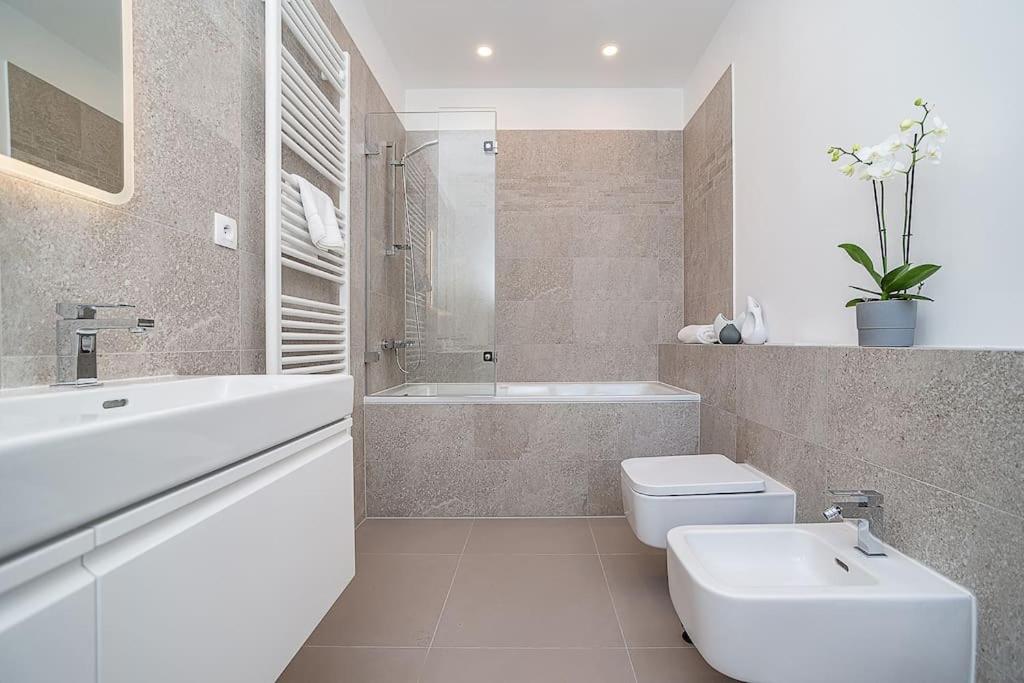 High-class Rooftop Apt. With Spacious Terrace Apartment Prag