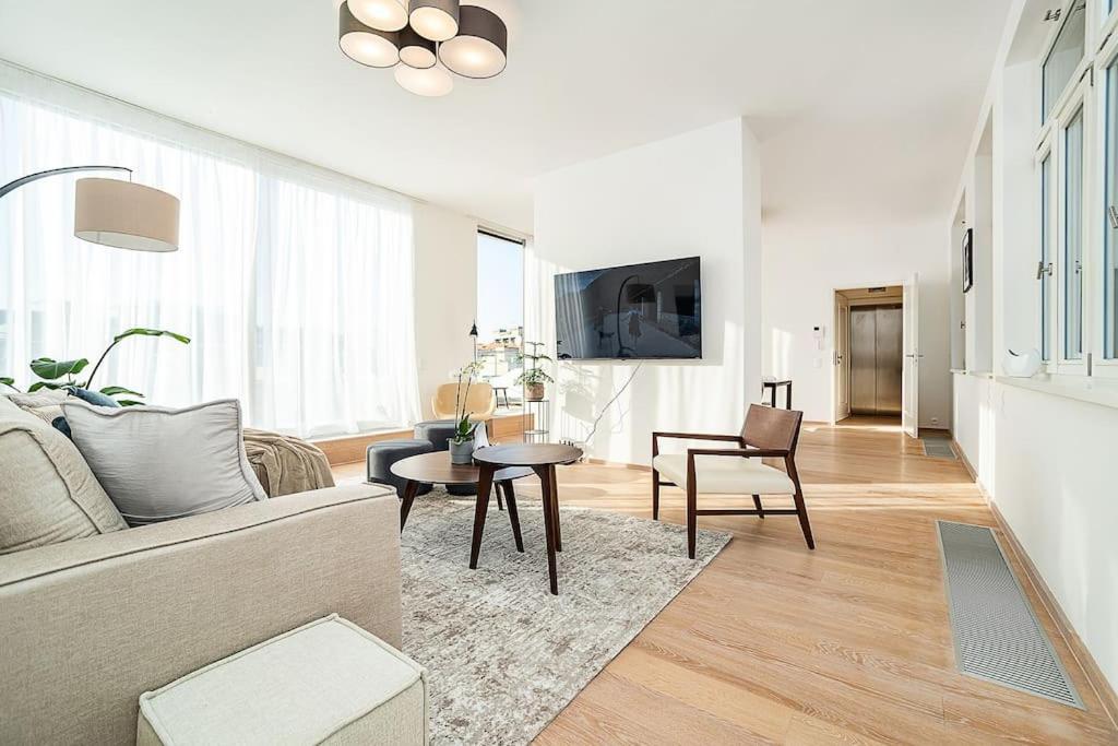 High-class Rooftop Apt. With Spacious Terrace Prag