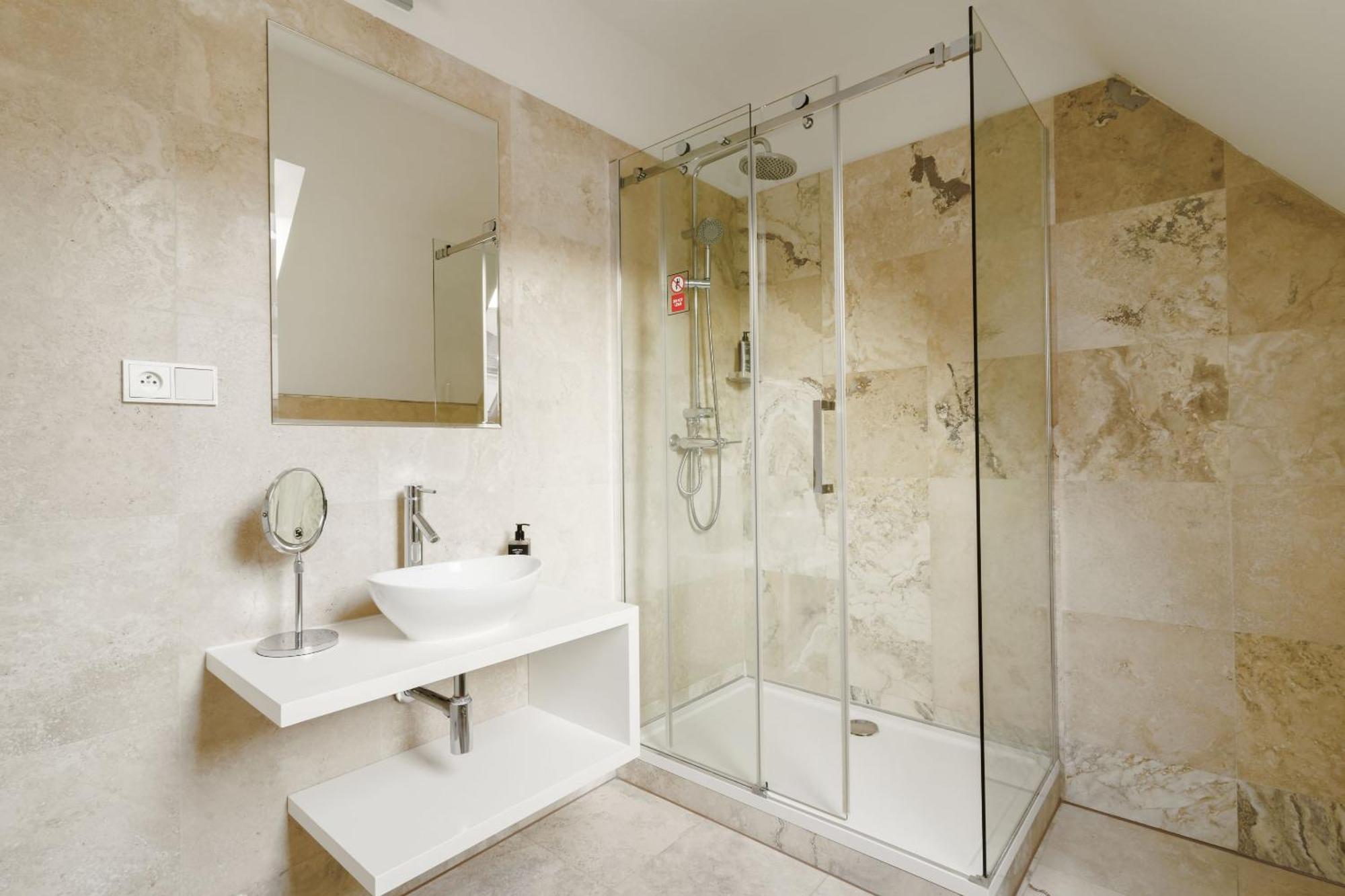 Limehome Halkova 4* Prag