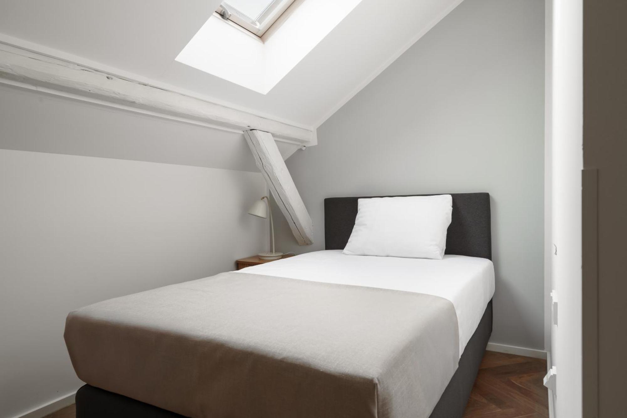 Limehome Halkova 4* Prag